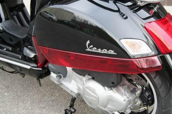 Revestimiento lateral izquierda/derecha para Vespa GTS/​GTS Super/​GTV 125-300ccm, rojo transparente