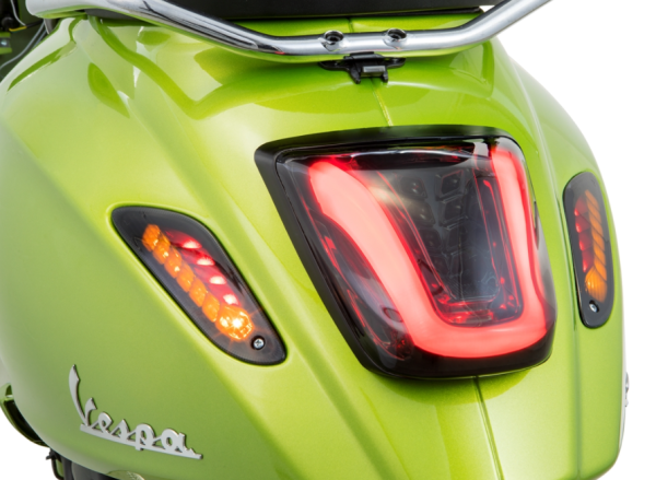 Piloto trasero MK II tintado para Vespa Primavera/​Sprint 50-150ccm, borde - negro brillante